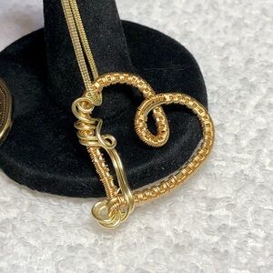 🎁floating heart pendant in gold color